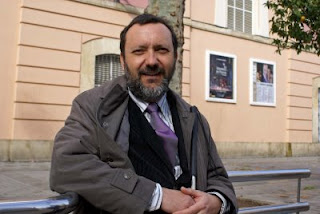 rancisco Cubo, sonríe sentado en un banco del paseo del Bulevar Gran Capitán de Córdoba