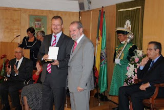 El delegado territorial muestra la placa junto al presidente de la Diputación en presencia del ministro de Trabajo