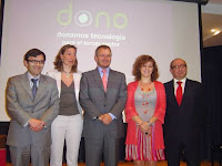 El vicepresidente primero de Fundación ONCE y el delegado territorial con los responsables del proyecto Dono