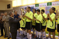 El capitán del Málaga recibiendo la copa