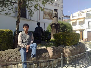 Manuel, junto al monumento de la virgen del Rocío vestida de Pastora en la Almonte
