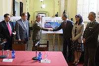 El delegado de la ONCE en Andalucía saluda al teniente general jefe de la Fuerza Terrestre en la presentación del cupón
