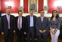 Foto de familia del nuevo director con el alcalde en funciones, el delegado territorial, subdelegado y presidenta del Consejo Territorial