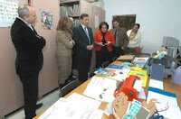 Un momento de la visita de Teresa Jiménez a la exposición organizada en la sede de la ONCE