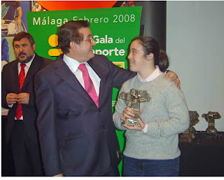 El director general de la ONCE, Ángel Sánchez, entrega la estatuilla de Polaris a una de las premiadas