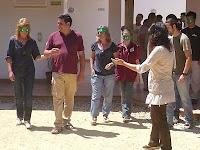 Los técnicos de Medio Ambiente siguen las indicaciones de los guías