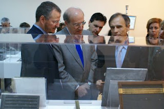 El alcalde de Huelva, el delegado territorial de la ONCE en Andalucía y el director de la ONCE en Huelva en su recorrido por la exposición