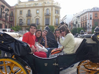 Foto de los chavales ingleses y sevillanos en coche de caballos por la plaza de la catedral de Sevila