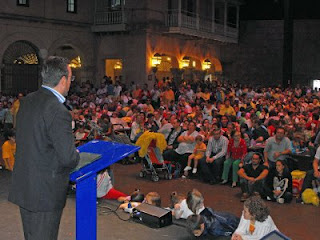 El presidente de la ONCE se dirige a los miles de asistentes que llenaron El Fuerte de Isla Mágica en el acto institucional del Día de la ONCE