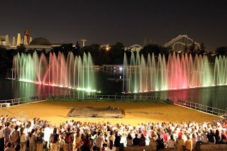 Espectacular imagen del espectáculo nocturno de Isla Mágica con el que se cerrarán los actos del Día de la ONCE en Andalucía
