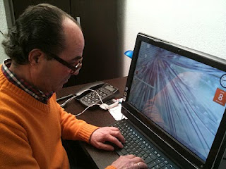 Faustino Blanco trabajando en su ordenador