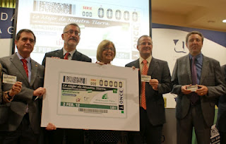 El rector de la Universidad de Sevilla, Joaquín Luque, el consejero de Economía, Innovación y Ciencia de la Junta de Andalucía, Antonio Ávila, la rectora de la Universidad de Málaga, Adelaida de la Calle, el delegado territorial de la ONCE en Andalucía, Ceuta y Melilla, Patricio Cárceles y el director de la ONCE en Málaga, Cristóbal Martínez en la presentación del cupón dedicado a Andalucía TECH