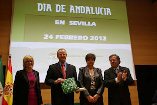 La delegada del gobierno de la Junta de Andalucía en Sevilla, Carmen Tovar y la consejera de Obras Públicas y Viviendas, Josefina Cruz Villalón junto al delegado territorial en Andalucía, Ceuta y Melilla, Patricio Cárceles durante el acto del 28-F