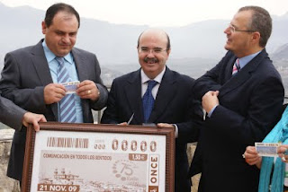 Gaspar Zarrías, Patricio Cárceles y Pascual Gualda con el cupónd dedicado a Radio Jaén en su 75 aniversario