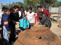 Los alumnos disfrutan con una montaña de arcilla