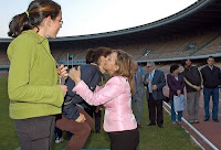 La alcaldesa de Jerez entrega una de las medallas a las atletas