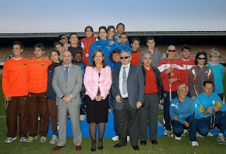 Foto de familia de todos los atletas con la alcaldesa de Jerez y el director de la ONCE de Jerez en el centro