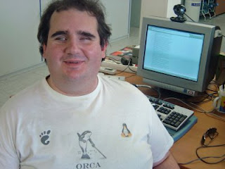 Primer plano de Jonathan Chacón, junto a su ordenador en la sede de Techoniste, en la isla de la Cartuja de Sevilla