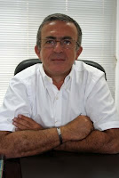 Primer plano de Juan Carlos Narváez, en posición de brazos cruzados sobre la mesa