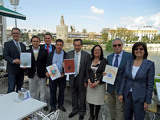 Foto de familia del jurado autonómico a orillas del Guadalquivir