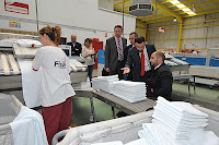 Cristóbal Martínez y Raúl López en un momento de su visita a la planta