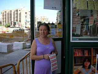 María López junto a su kiosco y a las obras del Metro de Granada
