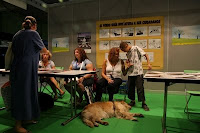 Una usuaria con perro guía en el stand del Salón Sin Barreras