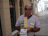 José Luis Mena muestra sus cupones en una calle de Los Barrios