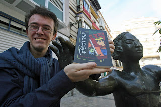 Miguel Ángel muestra sonriente su libro