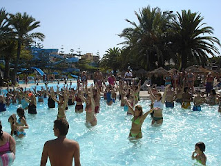 Simpática imagen de una de las piscinas de Mijas llena de afiliados haciendo aerobic acuático en el Día de la ONCE de Málaga