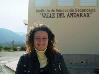 Primer plano de Milagros a las puertas de su Instituto con la Alpujarra almeriense de fondo