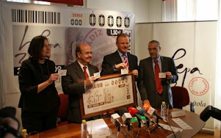 Gaspar Zarrías y Patricio Cárceles muestran a las cámaras el cupón de la Constitución de 1812