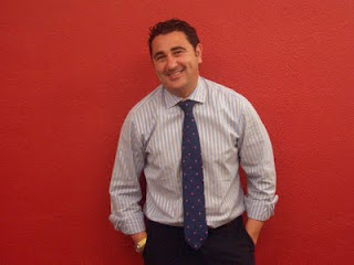 Imagen sonriente de Pepe Perea en la sede de Viajes 2000 en Sevilla