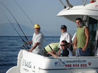 Afiliados en plena faena de pesca en el mar