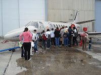 Los jóvenes afiliados tocando uno de los aviones dentro del portaaviones Príncipe de Asturias