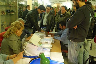 Imagen del recuento de votos en la noche electoral en el patio de la Delegación Territorial