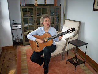 Reyes Lluch disfrutando de su guitarra