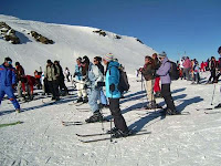 Imagen de un grupo de afiliados en las pistas de esquí de Sierra Nevada