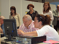 Un usuario de informática recibiendo explicaciones sobre su uso en unas jornadas