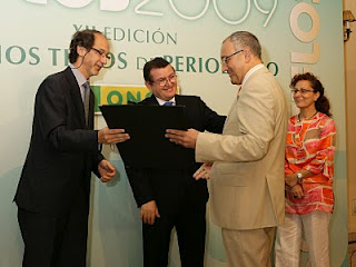 Miguel Doña recibe el premio de manos del director general de la ONCE