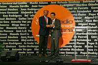 El vicepresidente de la ONCE, Andrés Ramos, en el momento de recibir el premio de Punto Radio