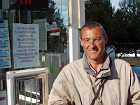 Tomás Gallardo, sonriente, junto a su kiosco