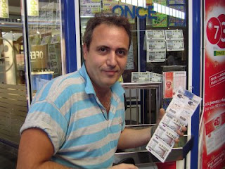 Joaquín muestra sonriente sus cupones junto a su kiosco