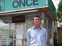 Francisco Cuesta junto a su kiosco