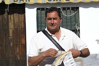 Antonio Ramos con cupones en las manos