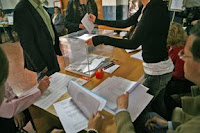 Imagen de una mesa electoral en las elecciones de 2004