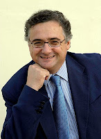 Primer plano sonriente de Antonio Yélamo