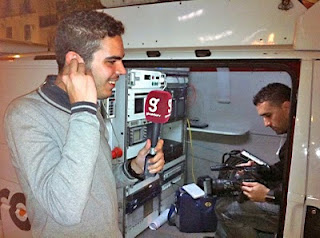 José Miguel haciendo una prueba de sonido desde la unidad móvil antes de entrar en un directo