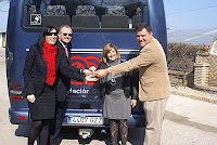 El delegado de la ONCE en Andalucía, Patricio Cárcerles y la presidenta del Consejo Territorial de la ONCE en Andalucía entregando simbólicamente las llaves del microbús a la alcaldesa de Sanlúcar de Barrameda, Irene García y al presidente de la asociación AFANAS, Antonio Jesús Fernández
