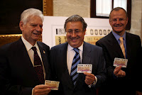 El Hermano Mayor de la Hermandad de La Hiniesta, Francisco Granado, el alcalde de Sevilla, Juan Ignacio Zoido y el delegado territorial de la ONCE en Andalucía, Ceuta y Melilla, Patricio Cárceles muestran el cupón del centenario de la Hermandad